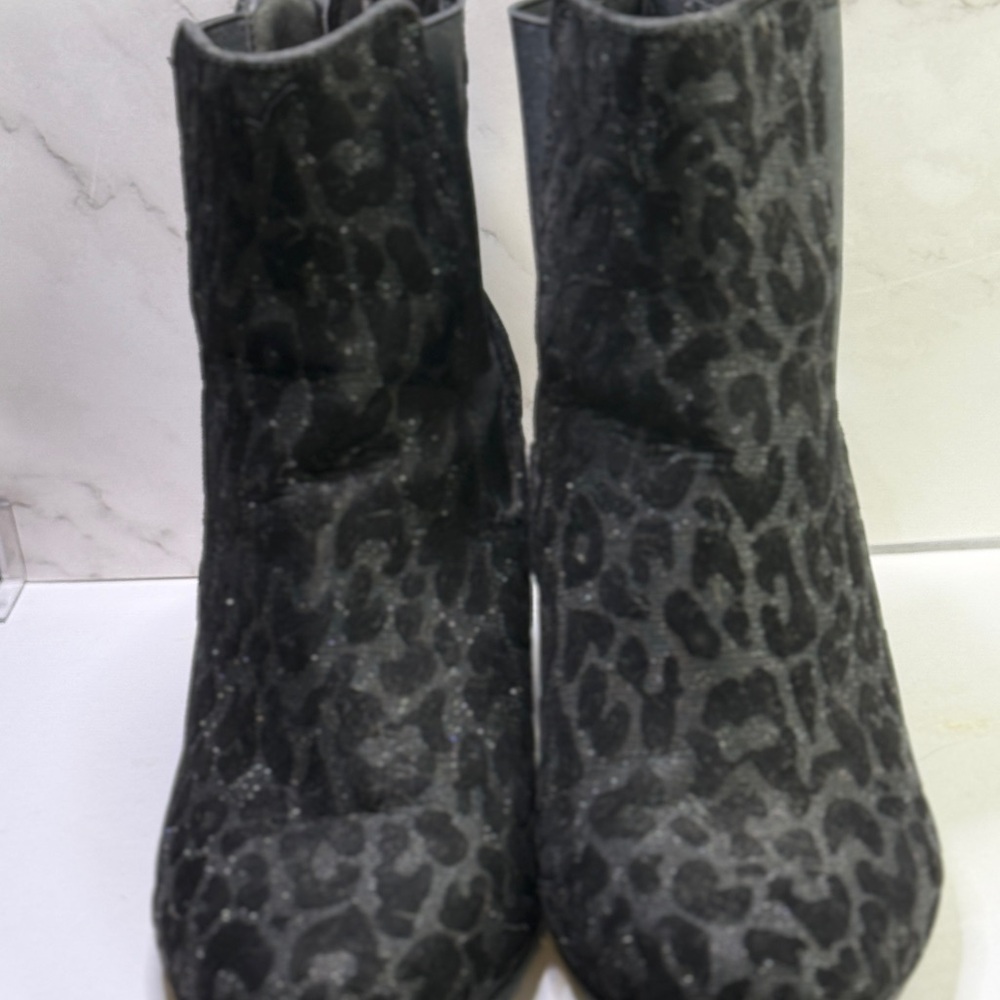 Super cute black leopard print with sparkles boot . - Picture 2 of 4